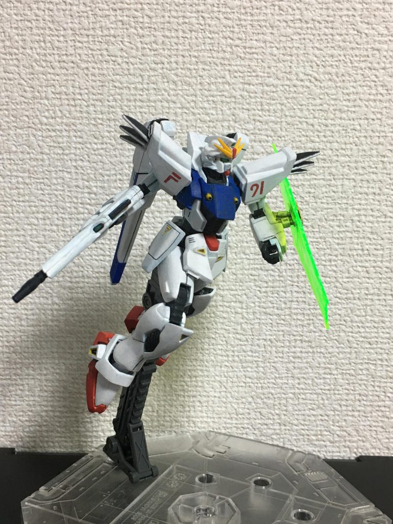 アクションその1。元のキットより動かせる範囲は少し狭まってますが、ポーズには余り影響ないかなと思って特に気にせず。