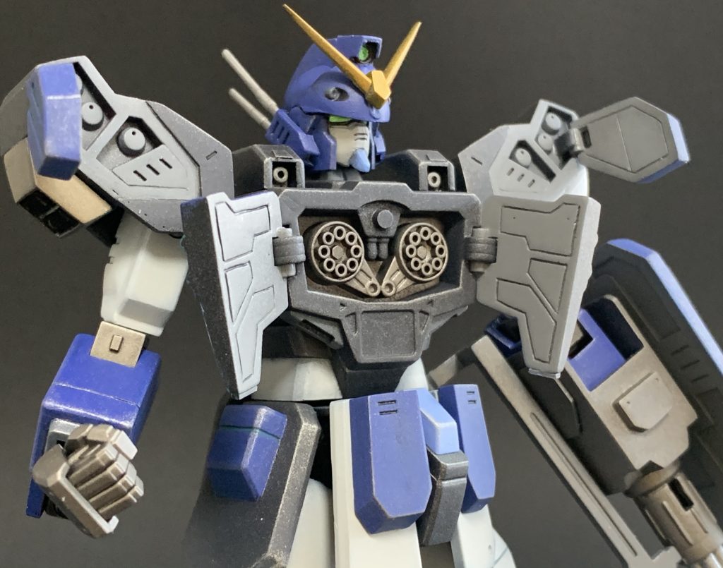 一番頑張ったところ!閉じたら見えないけど。肩ミサイルと胸ガトリングのハッチ裏。ここは最新のHGもモールドはあるけどスカスカでしたね。プラ板やパテでふさいで筋彫りしました。