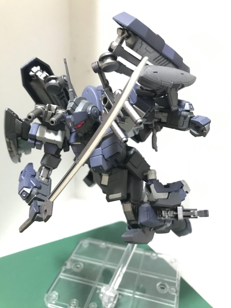 高起動を活かしつつ接近して斬りかかり、腕部ビームガンは牽制に使用される