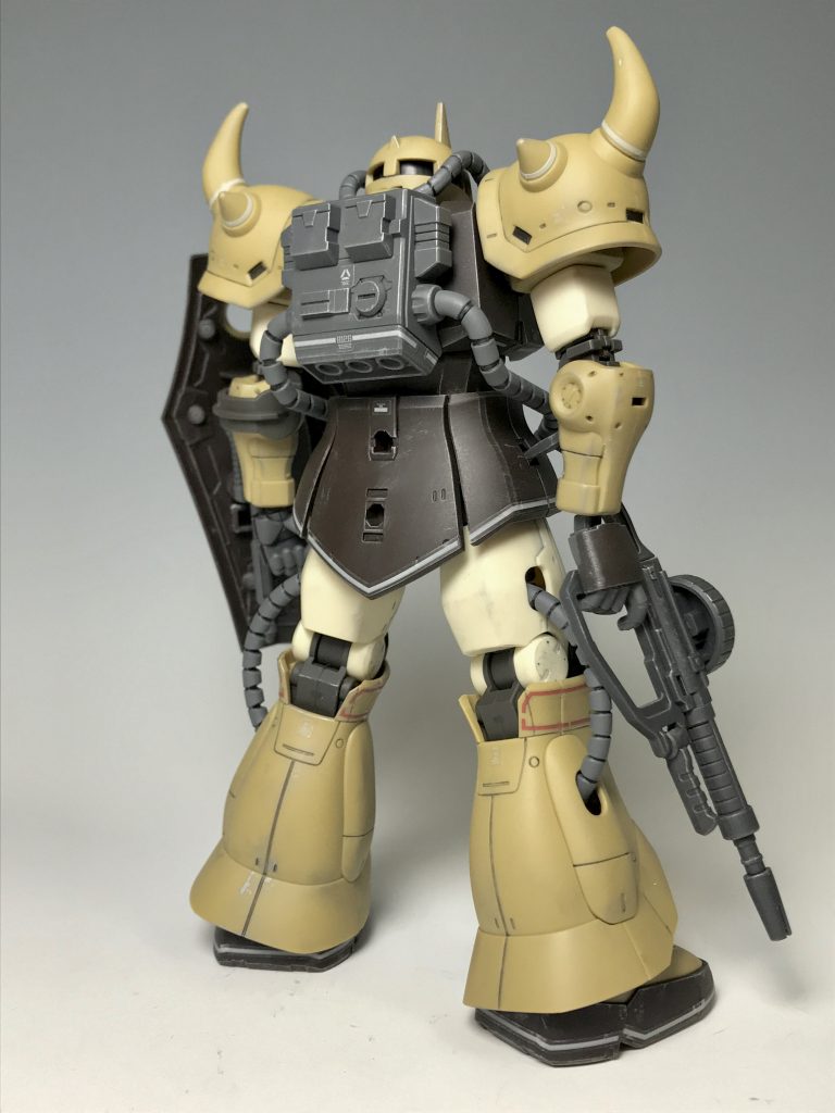 リアビューです。見慣れない形のバックパックです。