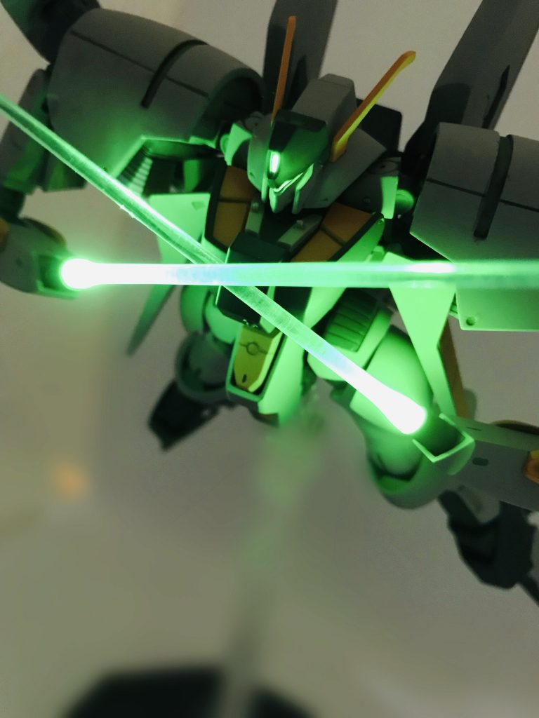 このバイアランは手とビームサーベルが1体式になってまして釣り用のLEDミライトに自作のクリアレジンて光ります。
顔も同様です。