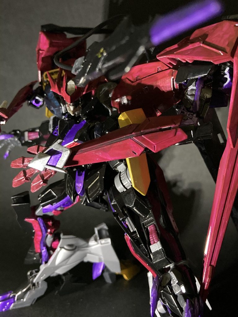 テイルブレードはレクスと変わらずリード線で伸縮再現が可能です。