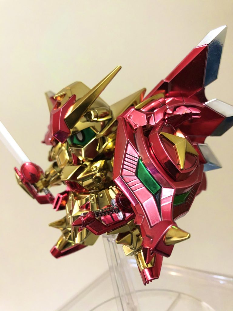 ゴールドは純正メッキの上からEXクリアーでコート 剣や翼の先端はメッキシルバーnextの上から水性のクリアーで仕上げ、赤はメッキシルバーnextの上からプレミアムレッド+EXクリアーの混色で塗装 バックパックのブラックはメッキシルバーnextの上からスモーク+メタルブラックで塗装です。