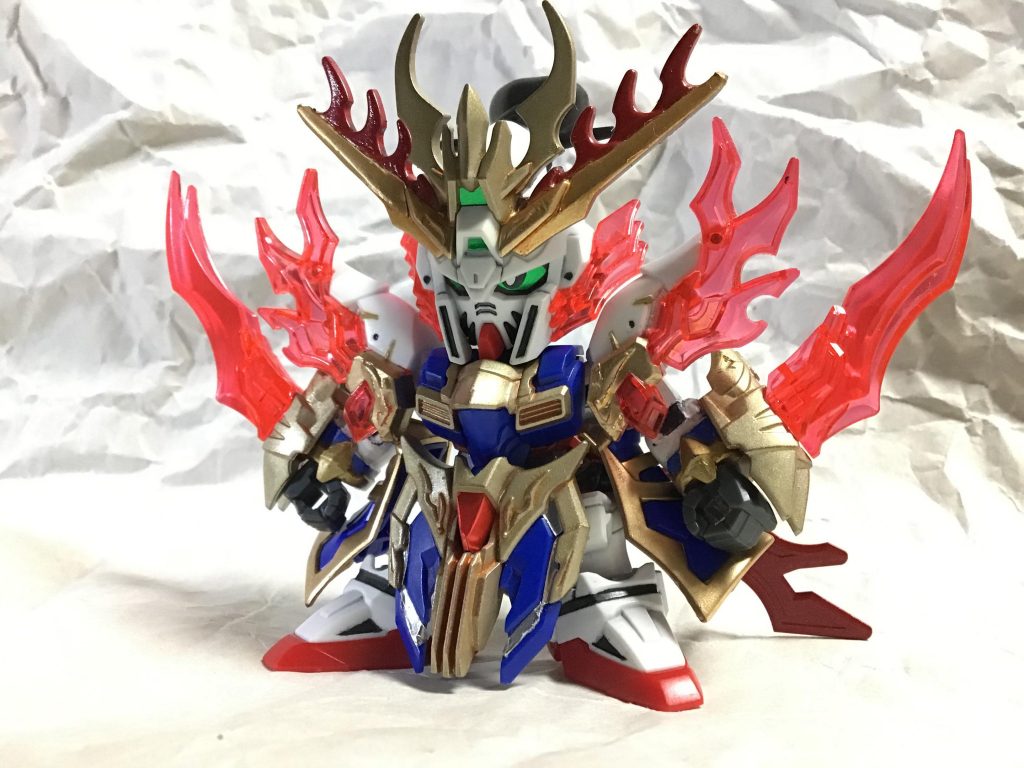 ゴールド部は赤サフ下地にチタンゴールド(腰フロントアーマーや上側のツノとか)とふつうのゴールド(腰サイドアーマーや下側のツノとか)です。