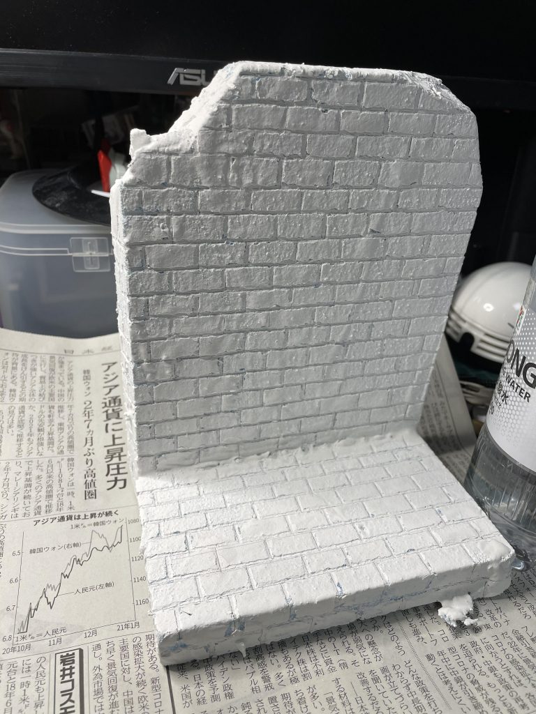 薄く飾った割り箸で継ぎ目をつけたら、後は塗るだけ。