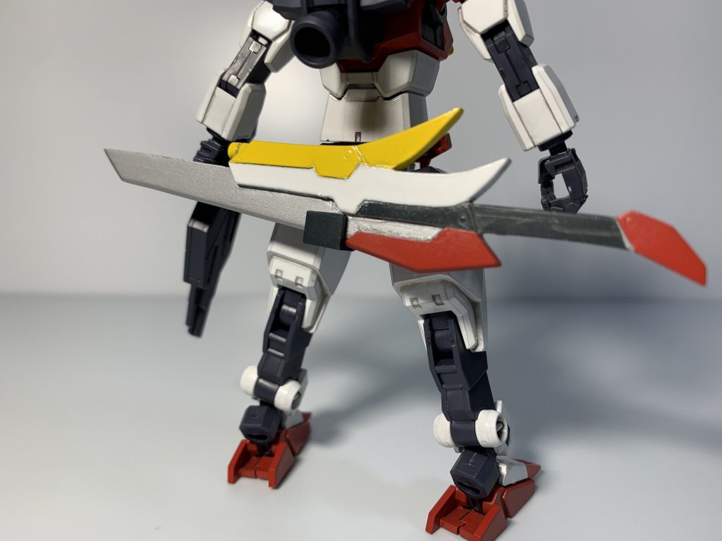 主武装はコアベイオネット。メインのソードモードにガンモード、さらにサーベルモードが使用可能で、腰部にマウントラッチを取りつけることで懸架することも出来ます。