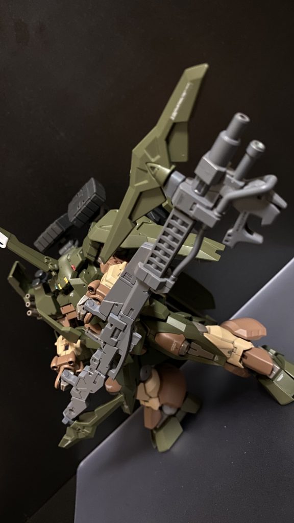 GNランチャーランチャー前部と後部に装備されたデフェンスロッドは、本来の役割も有しているが、その表面にGN粒子を纏わせることで打撃にも使用可能。