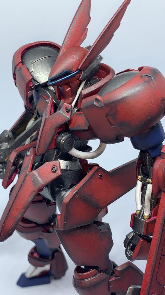 目のセンサー部分のパーツを作るのが自分の技術的に出来ないので、遠目から見て雰囲気だけ出せるようにガンダムマーカーのメタブルーを筆で軽くぼかす感じにしました。