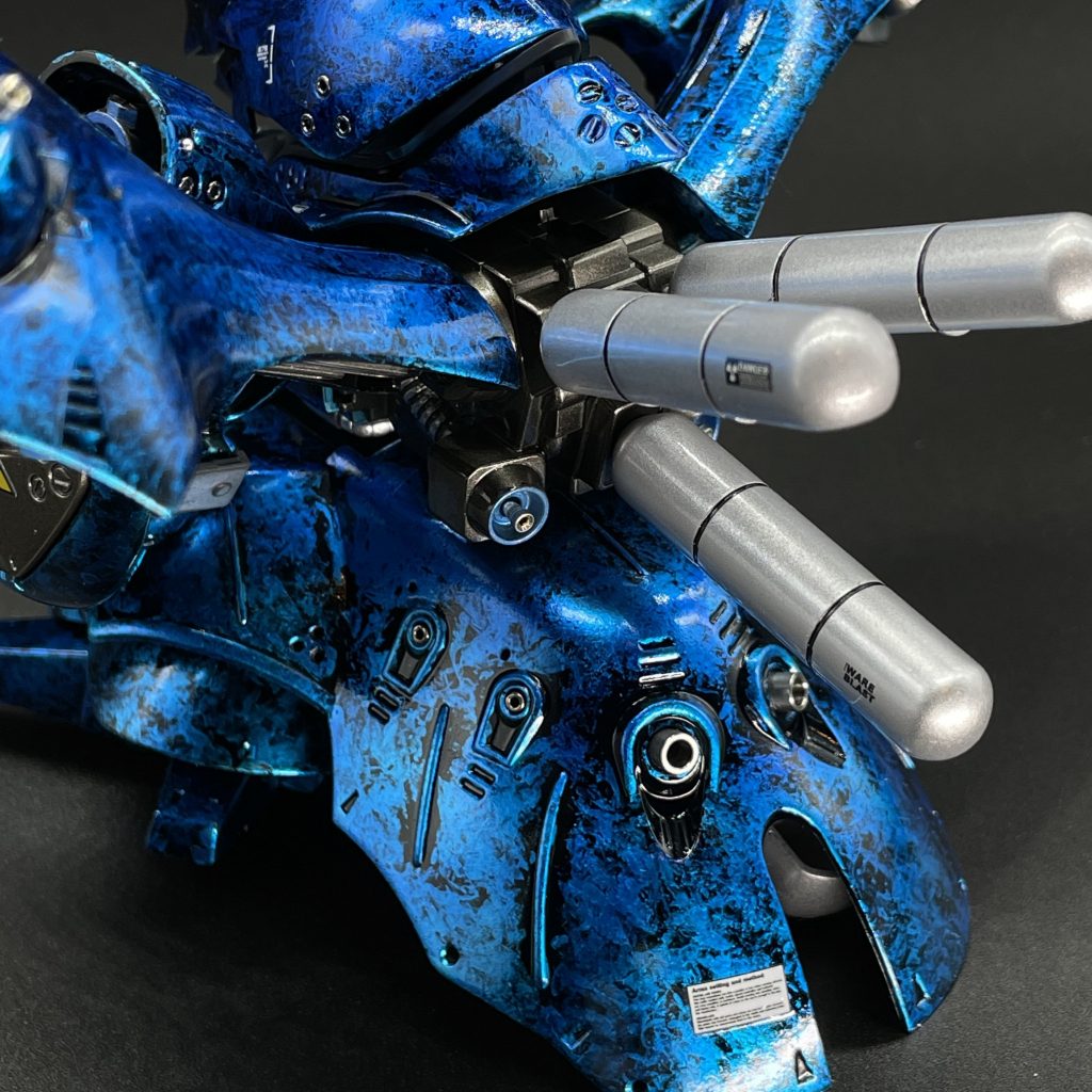 リアスカートやバックパックのバーニアにもメタルパーツ。