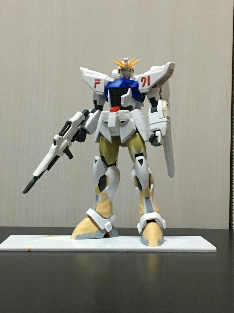 パテとプラ板で脚と足首を太らせる工作。しんどかった……。