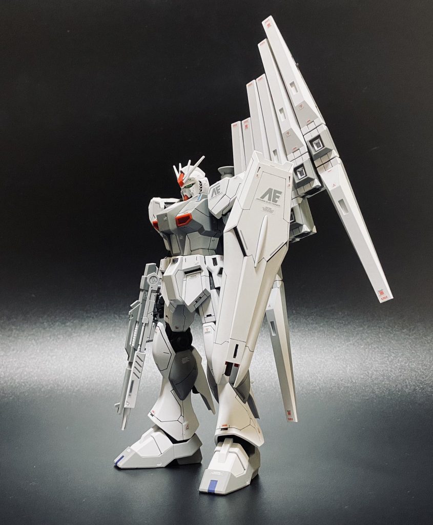 まずは正面から。設定画を参考に、ショルダーアーマーとリアアーマーの青、サイドアーマーのグレーのみ部分塗装しています。