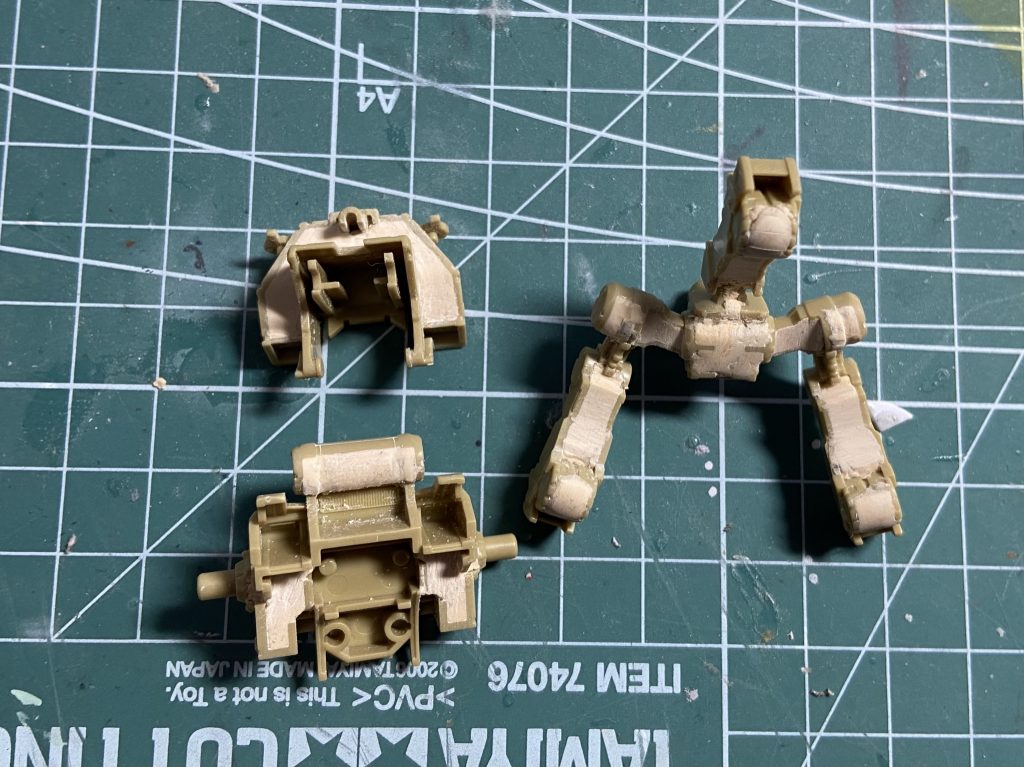 下部の肉抜きはパテで埋めました。