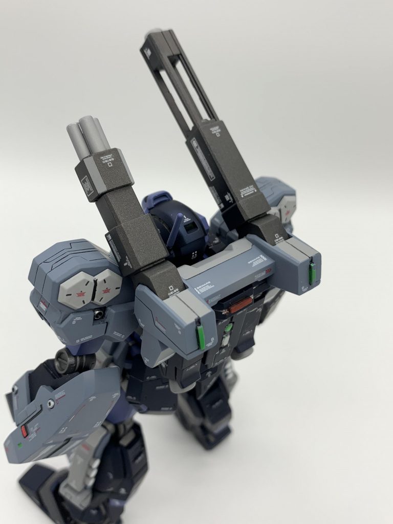 スジ彫りとプラ板をチップ状にしてディテールアップしました。スミ入れはメインの部分はシルバー、その他はダークグレーで入れていますので