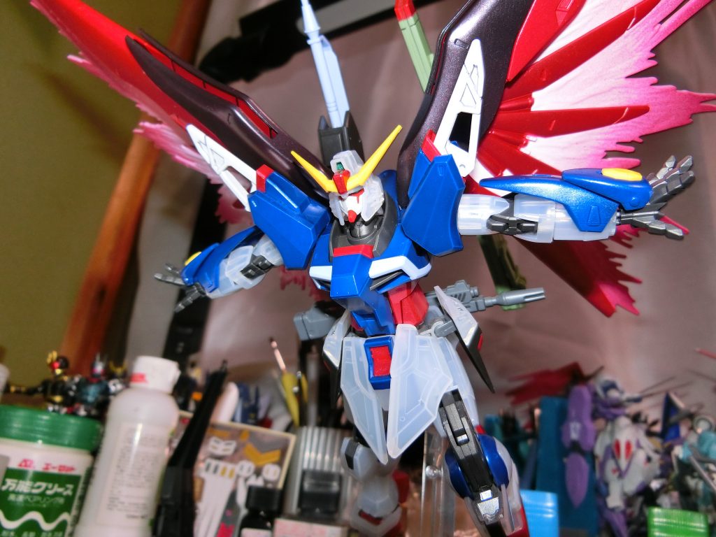 白以外は全部メタリック塗装。フレームも透けちゃうので一部シルバーに。光の翼は白サフ軽く吹いて先端をメタルピーチでなんちゃってグラデ塗り！