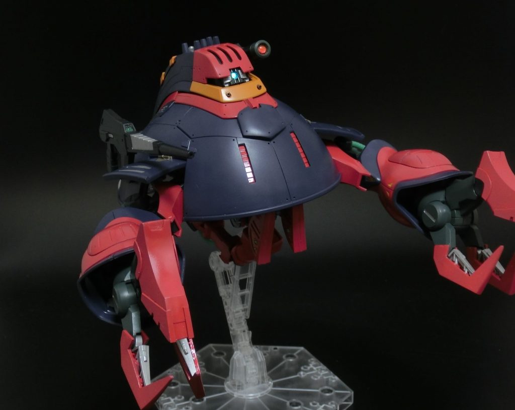 飛行形態のモノアイは白LED