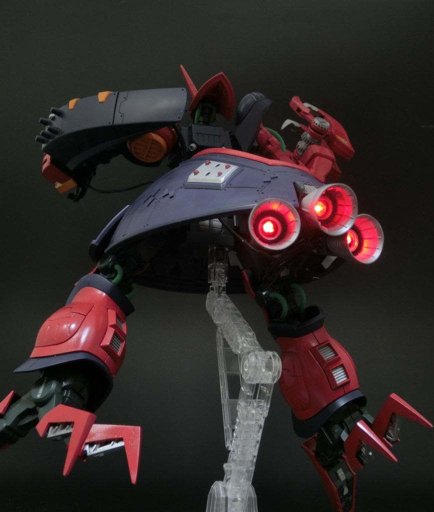 特徴的な3連ノズルは赤のLEDを仕込みました。