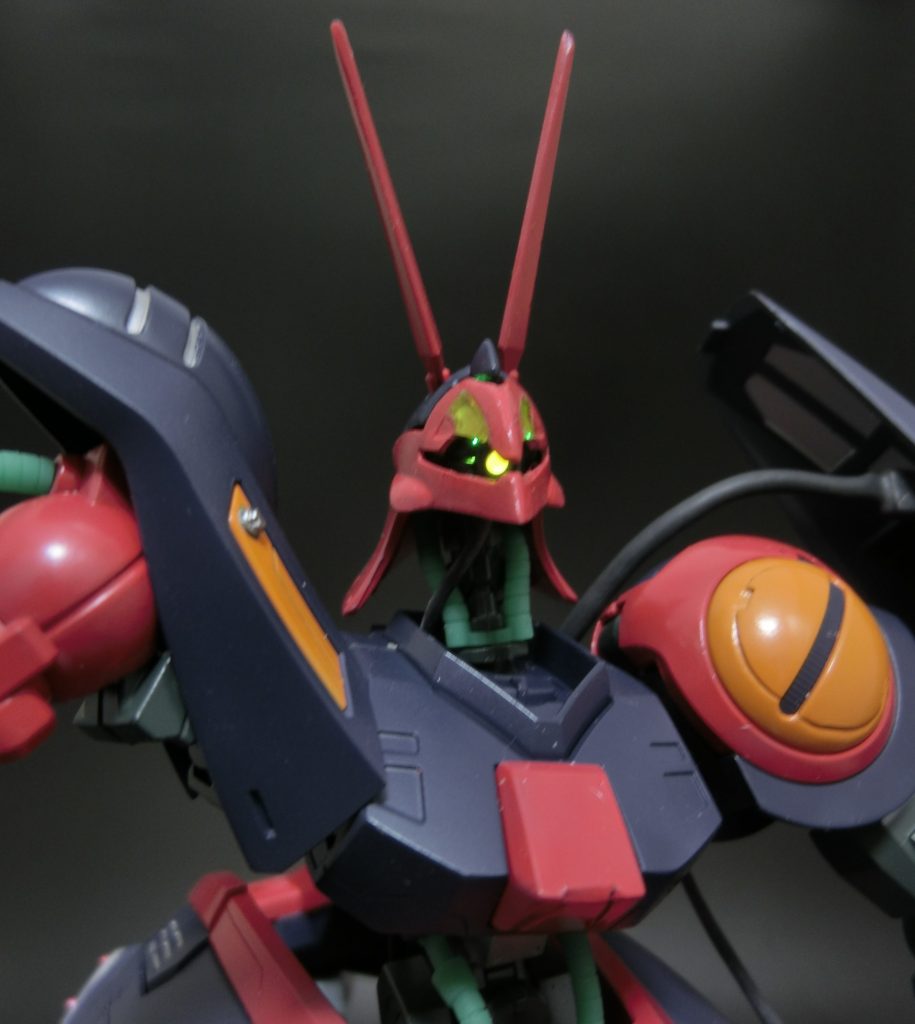 モノアイはLEDで点灯。ついでにバイザー部は透明レジンを埋め込み、クリアイエローで塗装、点灯させようとしましたが光りませんでした。