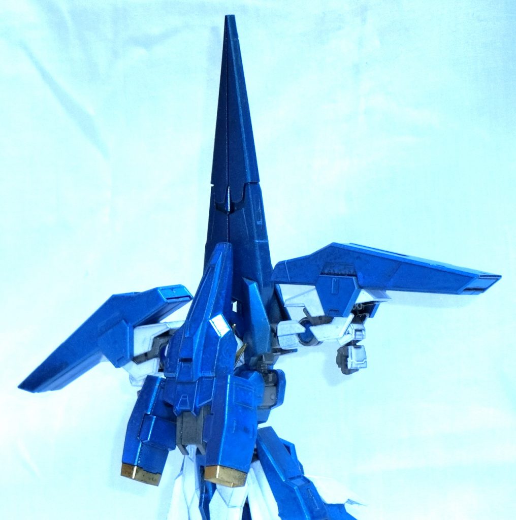 背中から前面にコアファイターパーツを回り込ませて頭部を完全に覆ってみました。