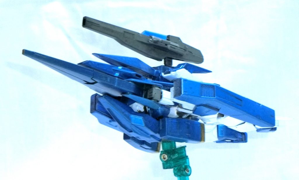 肩のポリキャップ断面が丸見えになるのが気になったので市販のパーツで蓋。