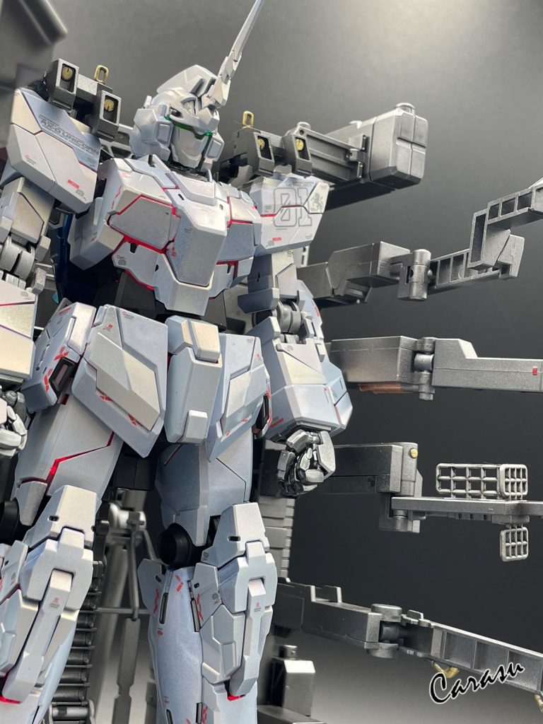 「今回の目玉は発光ギミックかしら。」と貴婦人のように宝石箱を物色。極地だからね、一応、説明書を取り出し一通り目を通す。「ん?」前述したとおり全塗装はしようと思う。これが地獄だとわかっていてもだ。塗装するために投資したのだから減価償却しなければならない。塗料は変動費でエアブラシや塗装ブースやらが固定費。固定費はたくさん使うことで1体あたりのコストは削減できるのだ。(がんばれ製造業)仮組み、構想、分解、下地処理、塗装、デカール、塗装。。。道のりは長い。「なっ?フレキシブルLEDシートを組み込みながら組み立てる・・だ・と?」