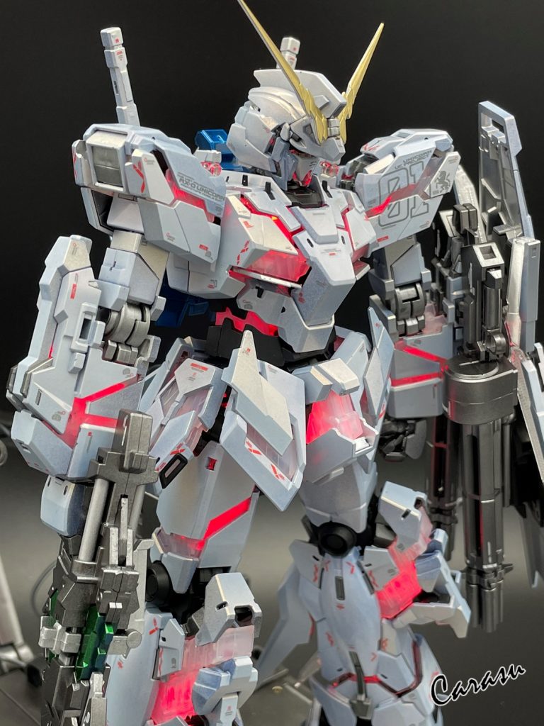 今回の難所は白部装甲とケージの塗装。おっさんはメタリック信仰(カトリックのようだが無関係)。モビルスーツの装甲材はガンダリウム、ルナチタニウムだか色々あるようだけれども基本は金属だもの。プラスチックよりは重いだろうの精神です。メタリック、奥深い。最初はキャンディ塗装が素敵!から始まって今に至るけれどもサーフェイサー、シルバー、クリアー。どうせならちょっと実験するか。テーマは「白部装甲をどうするか」。100均スプーンにいろいろなパターンの組み合わせを試しました。結論。試した内容をUPしようかと思ったけど写真じゃ伝わらない!以上。