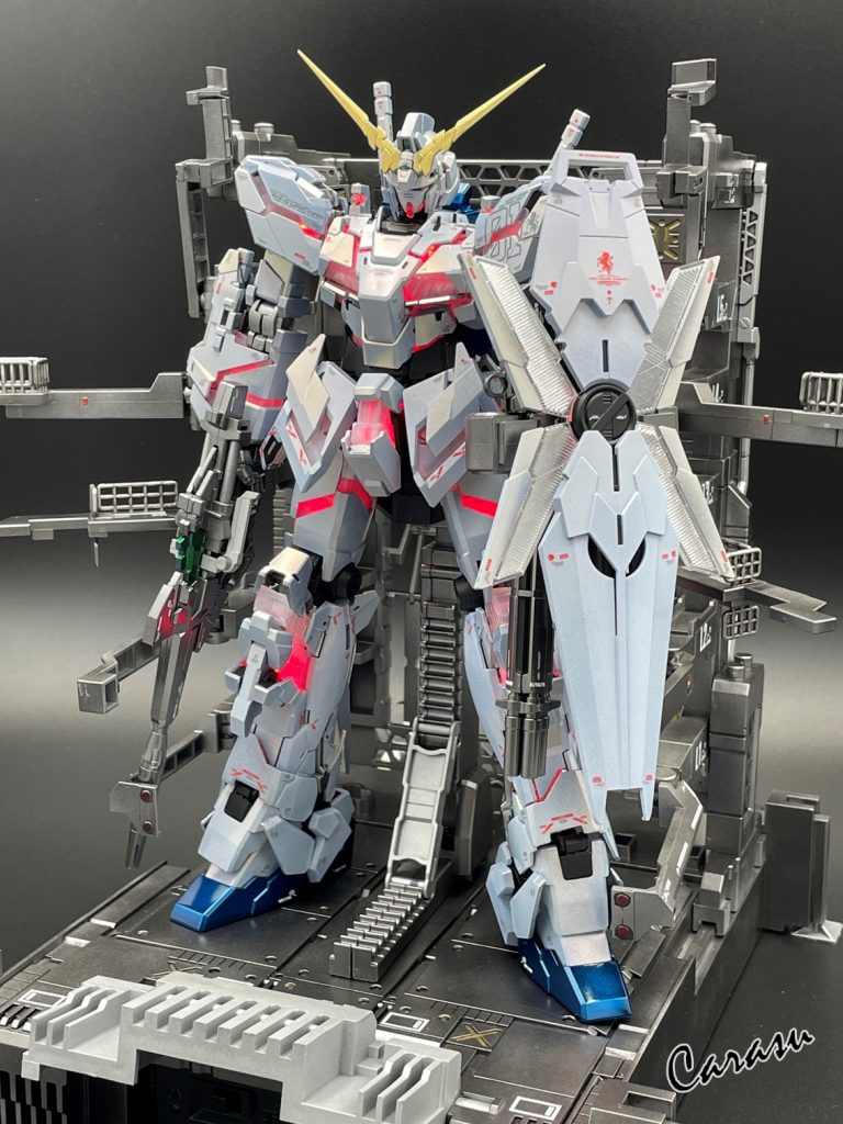 店に入った時、一番目立つ場所に「特価」の文字が目に入った。「MGEX ユニコーンガンダム・・・噂には聞いていた・・・。」マスターグレード。やっとこさ3体ヨレヨレになりながらも完成させてはいる。しかし、こやつはエクストリーム。直訳すると「極地 極限」。おっさんは積みプラはしないようにしようと思ってる。その瞬間に作りたいものを作りたいから。積まれるのは仕事だけで十分。もう少し気楽なの行こうよ。前回はサイコザクさんでしんどかったし。(完成後は気持ちよかったけど)