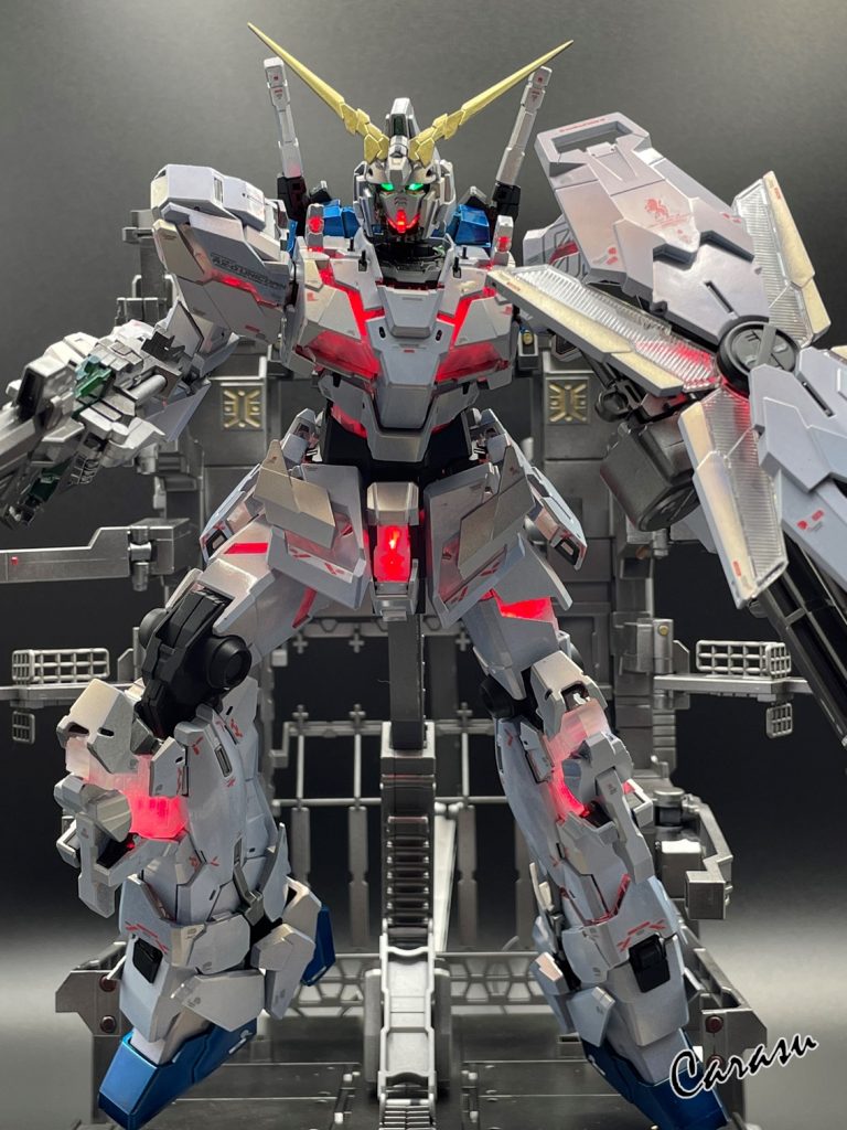 白部装甲の塗装に関して別に企業秘密でも何でもないですし、イイと思ってもらえるかはわかりませんが、一応レシピを晒すと、下地はエボブ、反射層はエヴォシルバ、クリア層はクリアーホワイトです。(結局普通)クリアーホワイトの消費量はえげつなかったっす。内側からLED発光するのを見越して透過しないよう+光の減衰がおきないようにパーツ裏面を反射層を残す。エッジ部のクリア層を薄くすることで光が乱反射しエッジ部をより強調させる。まあ写真じゃいまいちわかんないけど。色々考えるのも楽しいのでこれでいいです。