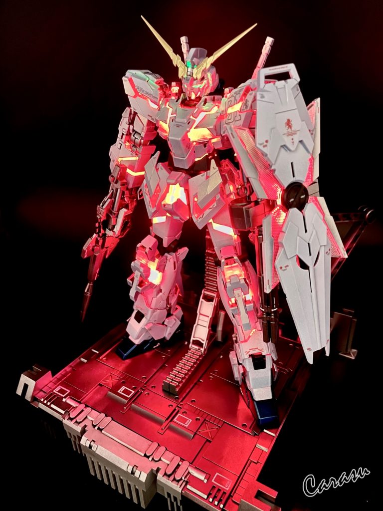 ピンポイントの追加塗装は・・・ケージのほうのみ。ユニコーン本体のほうはほぼせず。LED発光がディティールのようなものだから。という言い訳。ケージの追加塗装は楽しかったなぁ。ジオラマ作成気分を味わえました。ドライブラシをするかどうか迷いましたが、下手に手を出すとユニコーンが浮くので、ユニコーンもやらざるを得なくなる可能性があると判断しました。(要は面倒)そもそも、真っ白な機体ということもあり、すでに浮いてるますし。そもそも戦闘機で真っ白で光るって正気を疑います。(余計なお世話)