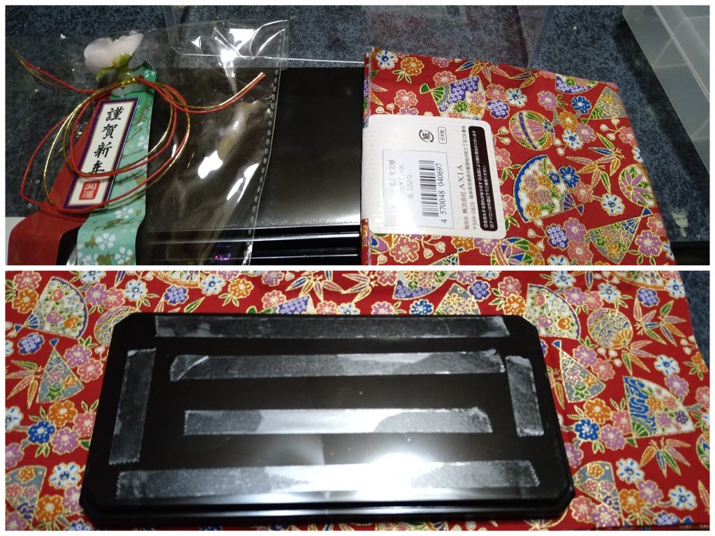 台座は某１００均のケース、和柄クロス、正月飾りを使用。両面テープで貼り付けております、金屏風は正月飾りの入っていた袋の台紙をそのまま使用。門松は写真を取り忘れてましたが同じく１００均の飾りに穴をあけて、接着剤で穴の補強をはかってます。