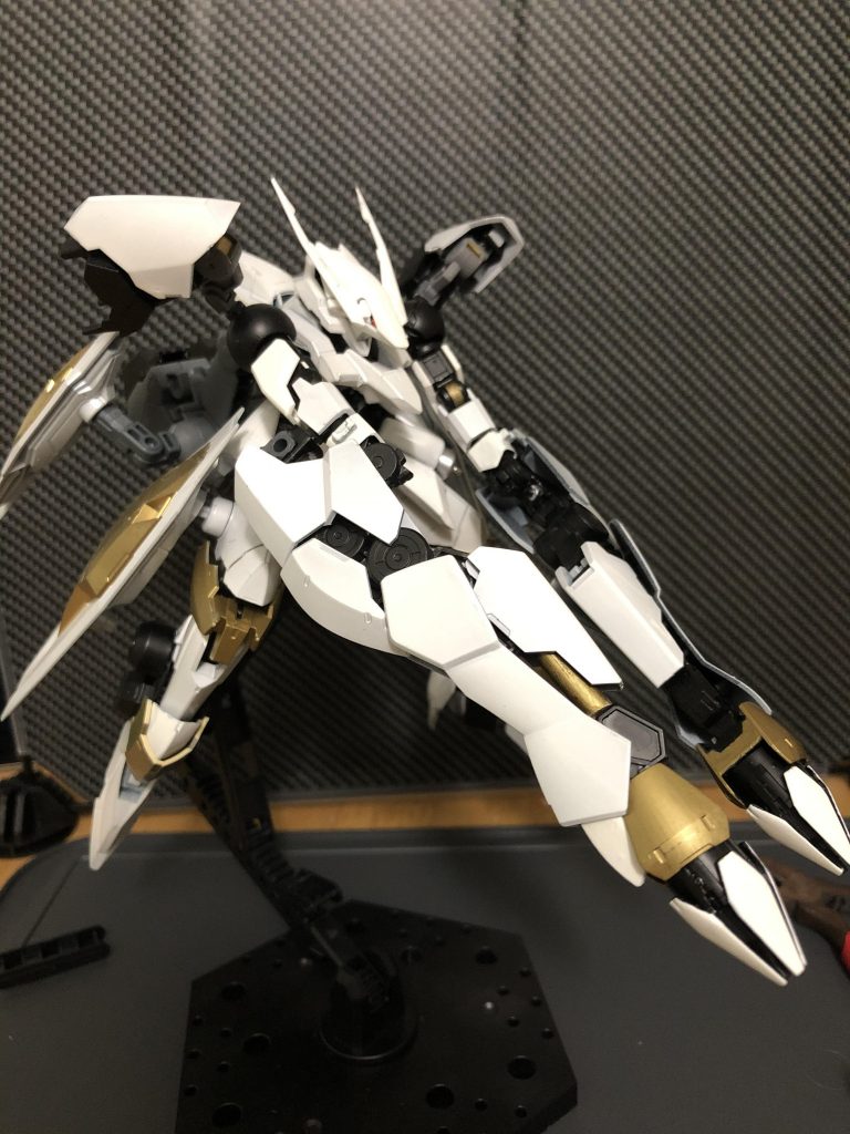 フレームは艶消しブラックとゴールド。
外装は写真ではほとんど分かりませんがパールホワイトで弱いビームくらいなら弾きます、きっと。