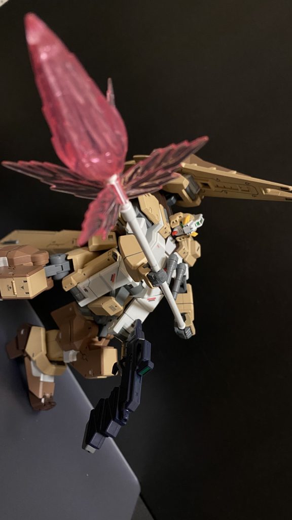 バックパックに装備するのは、ビームジャベリン。胸部装甲前面にビームサーベル×2。