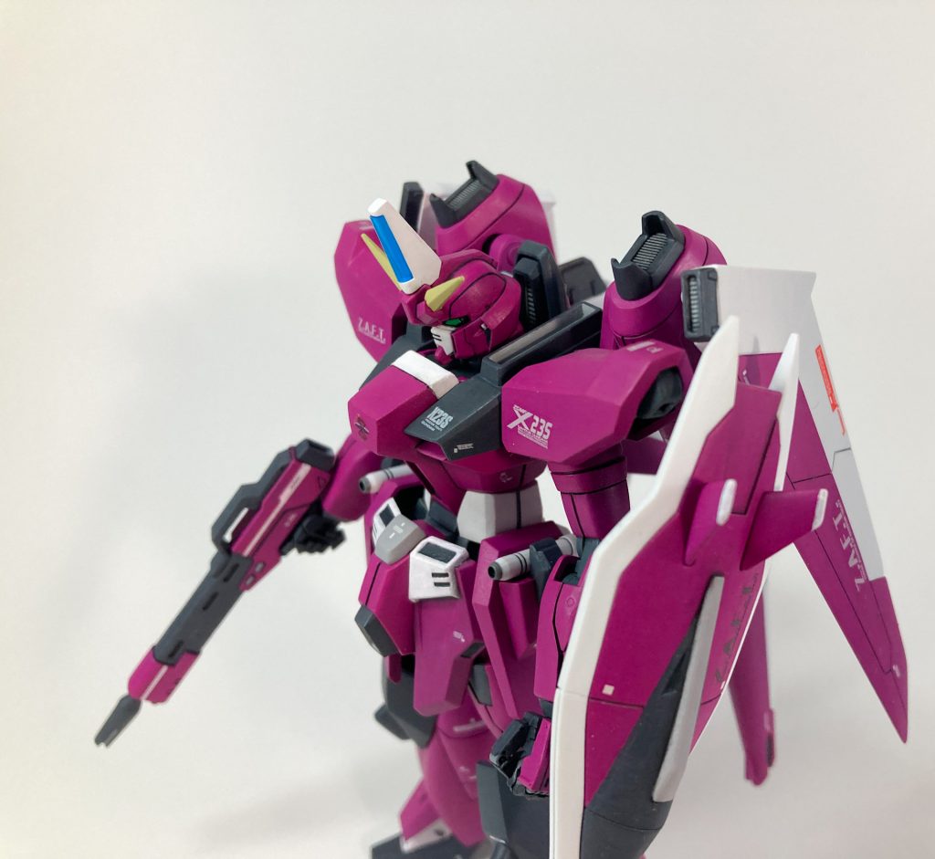 元々肩に取り付けられていたビームサーベルは、フリーダムなどと同じく腰にマウントするように変更しました。胴体の他、胸先もより突出するようにプラ板を貼って延長しています。