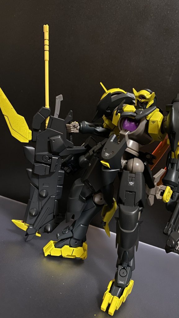 追加武装その1一撃の威力が欲しくなった彼は、その時ハマっていた某ハンティングゲームにならい、大剣型の武装を作成した。