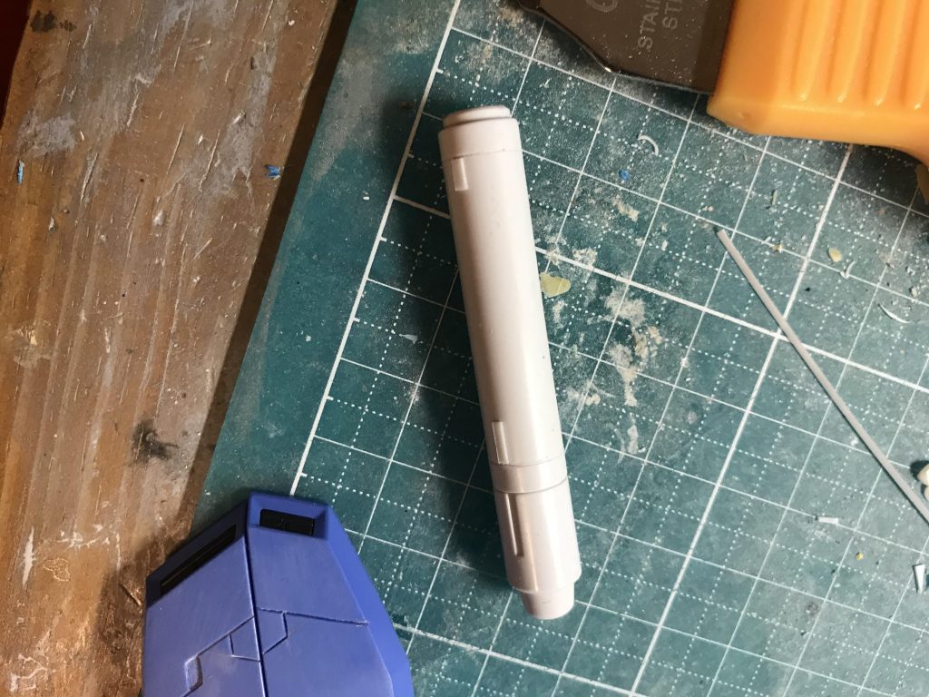 ビームキャノンにも筋彫りとプラ板貼りをしています