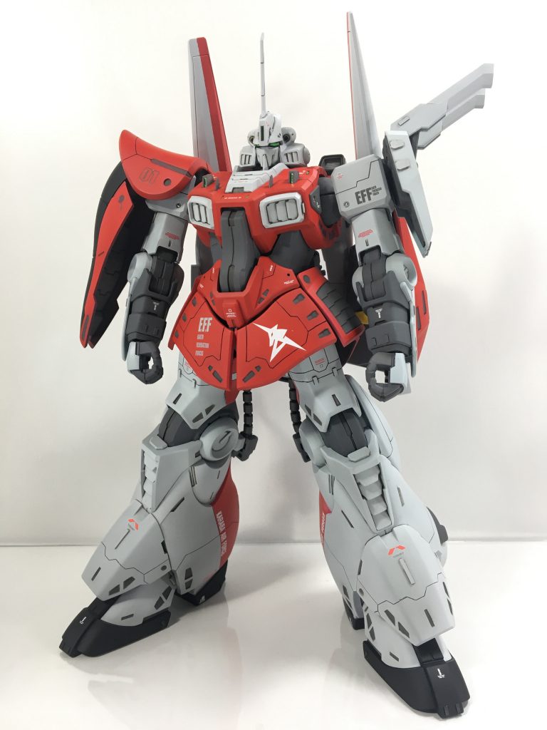 RE100 ディジェ を改造して「リックディジェ アムロ専用機」を作りました。宇宙に上がるにあたり、様々な改修を行ったがフラグシップ機としてのガンダム顔は使えずゼータ顔を流用して改修された…設定ですσ(^_^;)カラバでのアムロ専用機と言えばこのカラーリングですね!