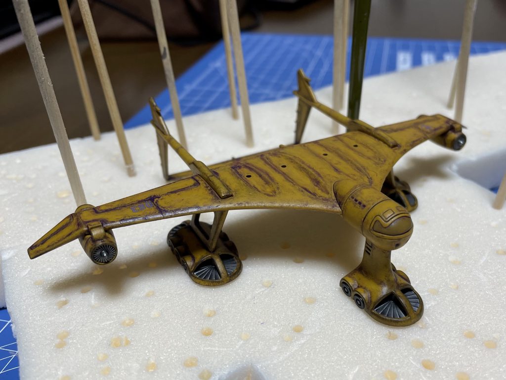 ウェザリングの状況です。
紫系の油絵具でウォッシングしました。いい感じ気持ち悪さになりました。
あとは、黒のパステルシャドウ、シルバーのドライブラシをしています。