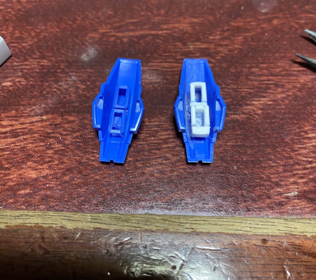 ビームライフルと干渉する事もあり、プラ板を使って内部改修