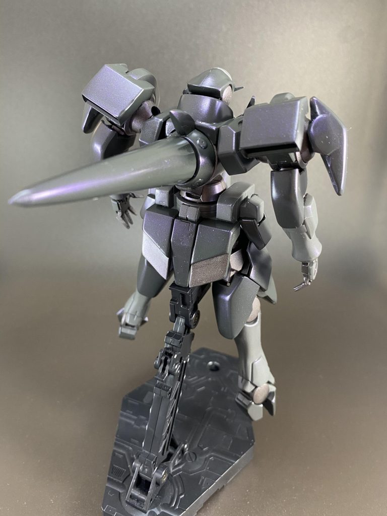 背中のELS型のコーンは、キットのドライヴにランナーで支柱を立て、それにパテを巻いていく形で形状を作っています。コーン根本の4本の溝も彫ったのですが、少し浅くてあまり目立ちませんでした。