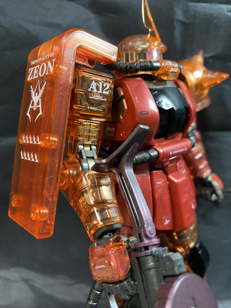 シールドと右肩のデカールがいい感じ。