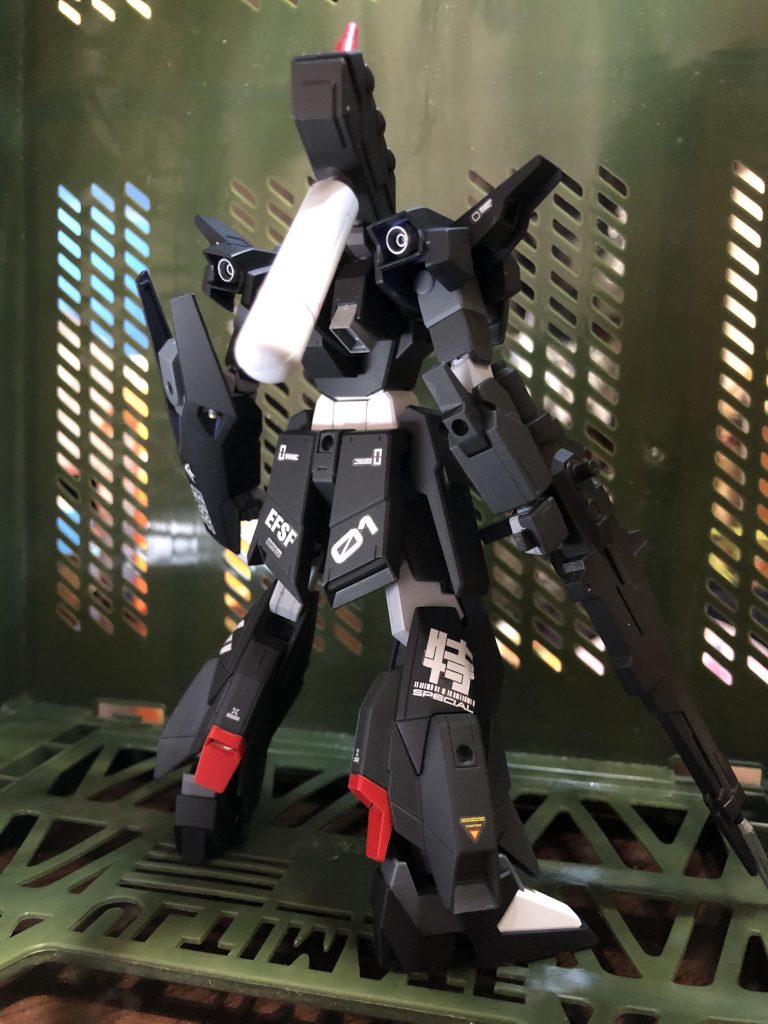 ロンドベル治安維持遊撃部隊の要望によりアナハイムがリガズィを強化改修した機体、ライトニングRGZシリーズ。5号機まで建造され、3機がロンドベル治安維持遊撃部隊に配備されている。3号機は特殊戦略作戦室機動9課、マサキ.ハヤト少佐の搭乗機となったが、マサキ少佐がトーリスリッター零式に乗り換えたため、仕様を変更し、アスナ少尉の乗機となる。