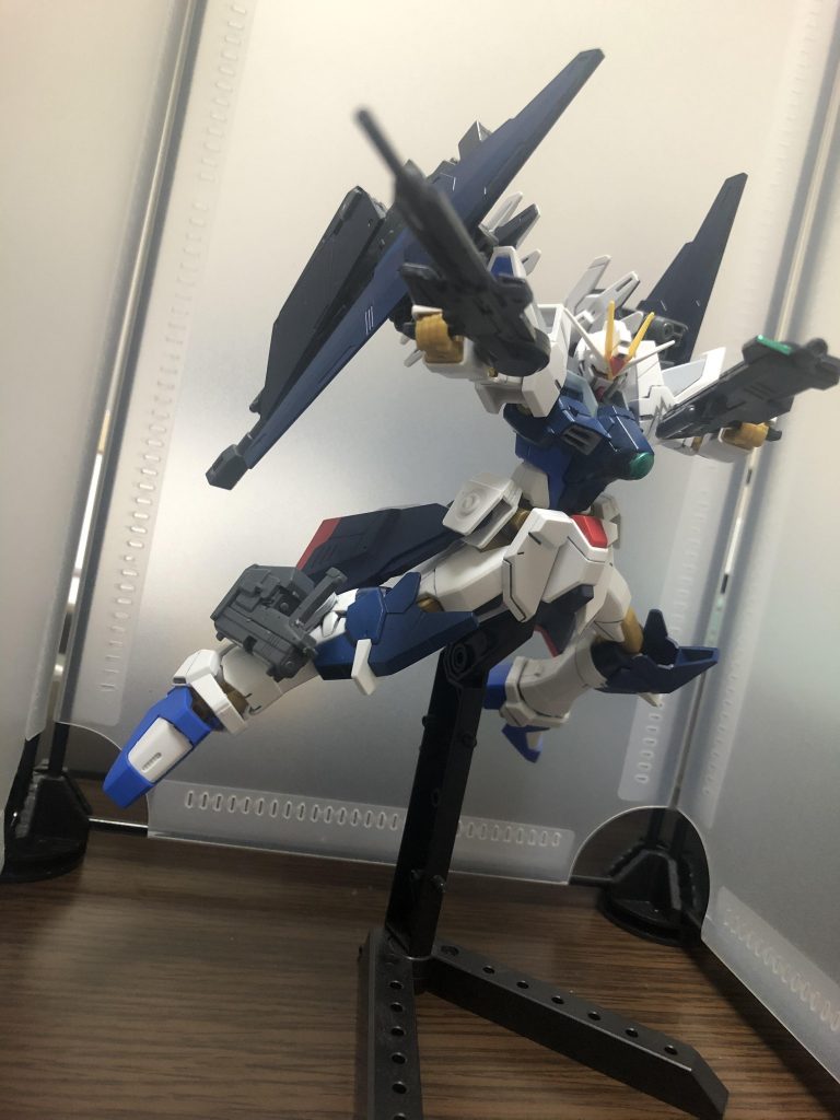 この機体は主にビームライフルを2丁持っていますEパック方式を採用しているのでエネルギーを節約出来ます