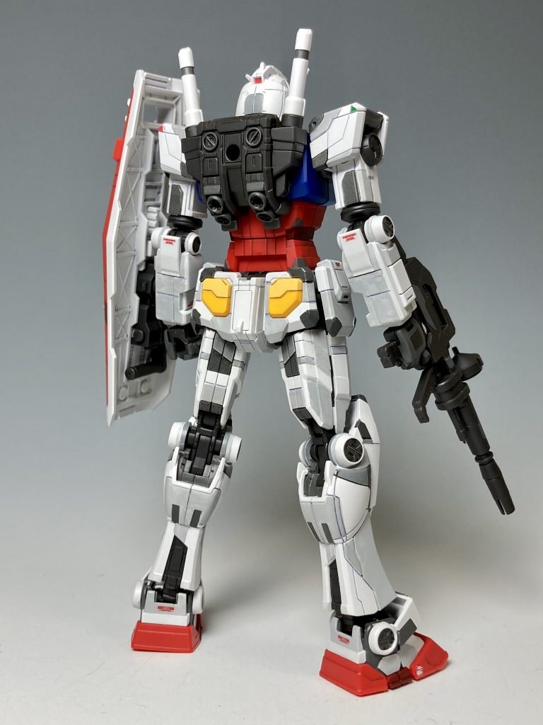 リアビューです。脚部のパネルラインがたまりませんね。