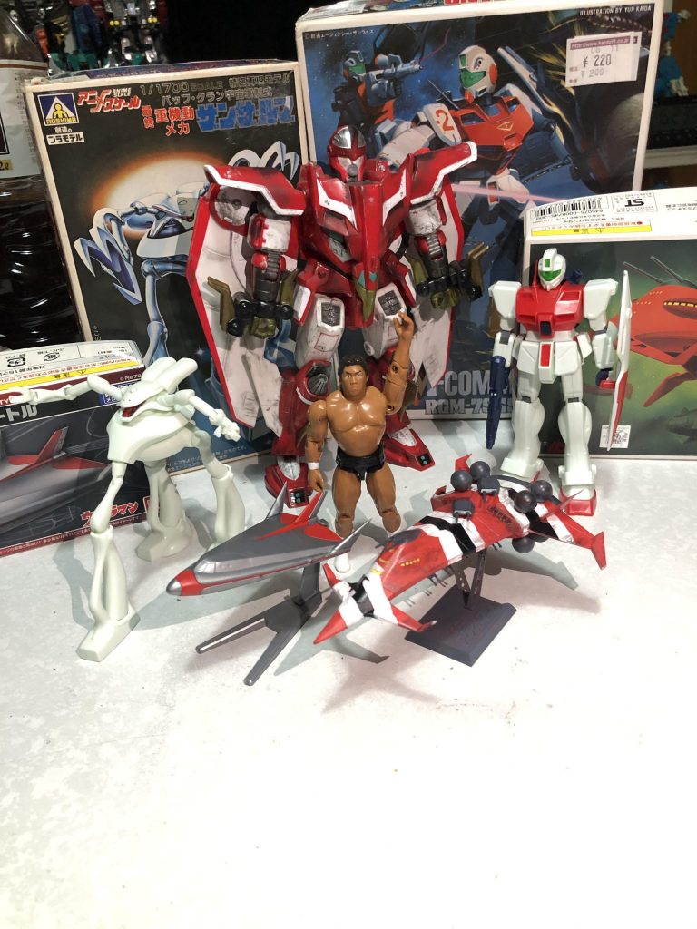 今日は友達と二人でささやかなワンDAYモデリングを楽しみました☆
友達はザンザルブと小型ビートルを、僕はこのグワジンとジム・コマンド｢パチ組｣を半日くらいで作りました☆(長州力と超星神は忘れてください)

毎年明けに行う新年プラモ初め☆

今年も乗り切れる様にとの体のいい願掛けみたいなもんです♪