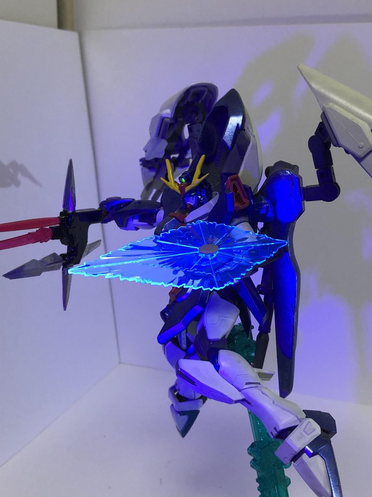 デスティニーがベースの機体なのでビーム・シールドも使えます。