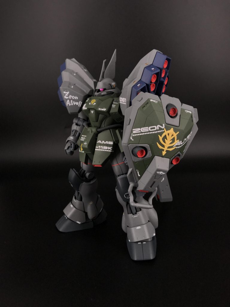 本体は肩と腕にハンマハンマのパーツをミキシング。頭のトサカは1/100セイバーガンダムの羽パーツを使いトサカを作って接着。ブレードアンテナは旧MGゲルググの物を取り付けてます。