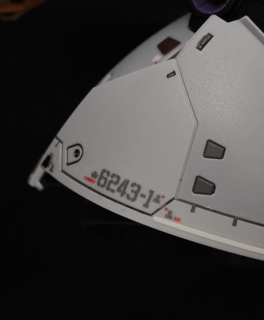 スカートのデカール。このキットはデカール数が比較的少なく、貼るのも楽でした。