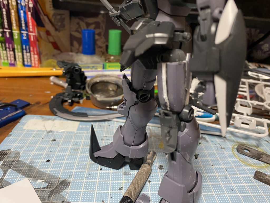 モモのパーツはバスターシールドと鎌のために買ってきたデスサイズのモモを削って調整後、デスサイズヘルのパーツを刻んで取り付けてます。漫画版は結構モモ太めだったのでいい感じに再現できてよかったと思います。