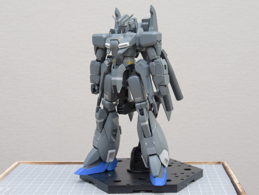 首1mm、腰2.5mm、足首2mm延長して太腿に回転軸を追加。いかり肩にならないよう肩は敢えて2mm程下げています。あと、太ももが長く感じたので膝アーマーを2mm伸ばしてバランス調整。