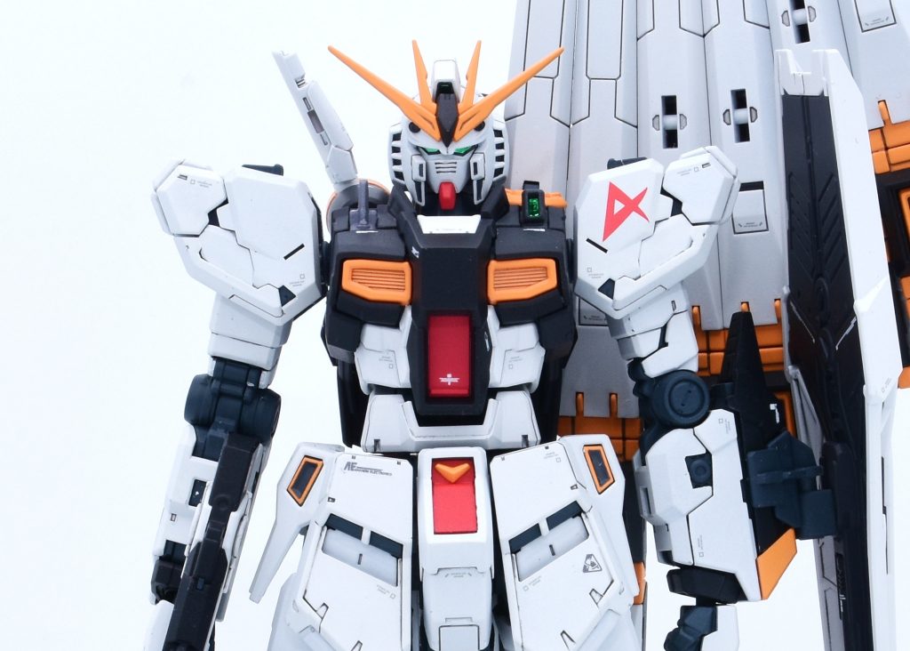 キットのアライグマ小顔がどうも苦手でHGUCのνガンダムから顔を移植しています。面長で精悍な顔つきになって満足。やっぱりνガンダムはこうでないと。