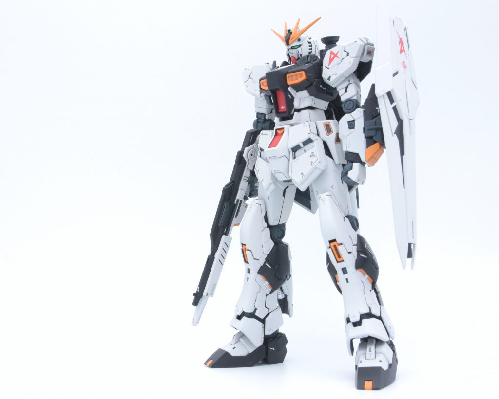 ファンネルを外したスッキリした立ち姿も魅力ですね。初代ガンダムに通じるプレーンなデザイン。他にはないこの黒白のカラー、大好きです。